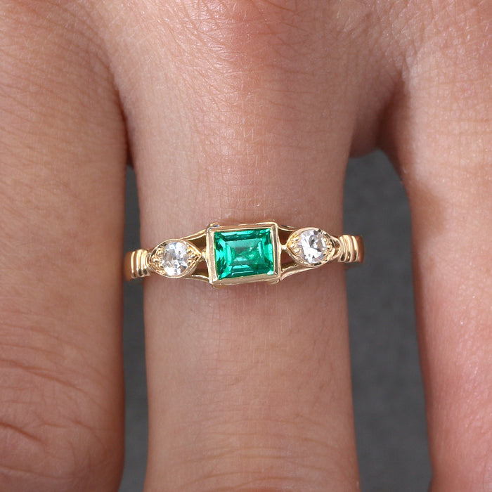 EMERALD & DIAMOND ANTIQUE REVIVAL RING 18K YELLOW GOLD