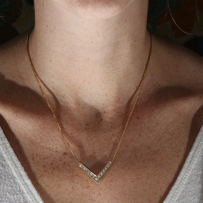 ESTATE DIAMOND V PENDANT 18K YELLOW GOLD