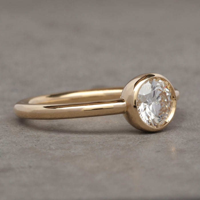 0.71CT ROUND BRILLIANT DIAMOND TAZZA RING IN 18KT YELLOW GOLD