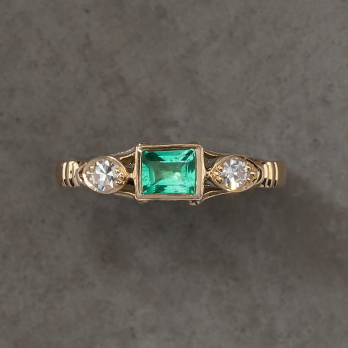 EMERALD & DIAMOND ANTIQUE REVIVAL RING 18K YELLOW GOLD