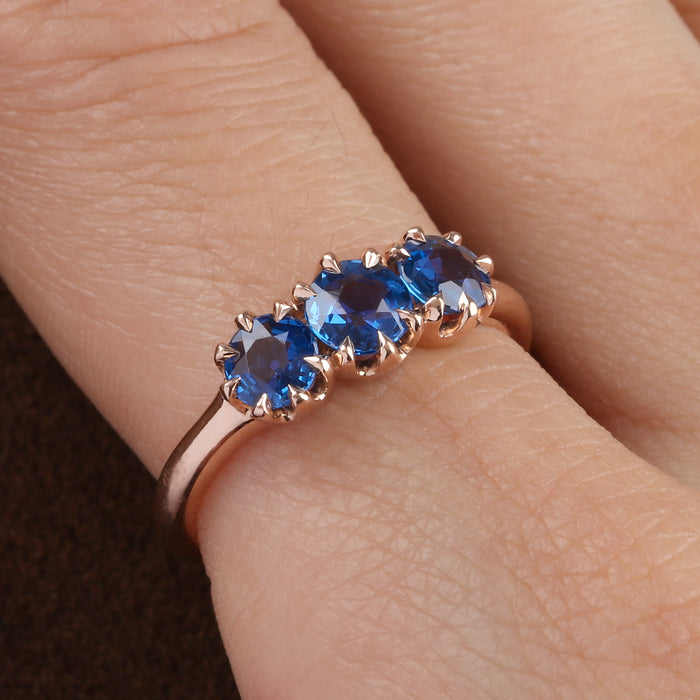 YOGO MONTANA SAPPHIRE 3 STONE RING 18K ROSE GOLD