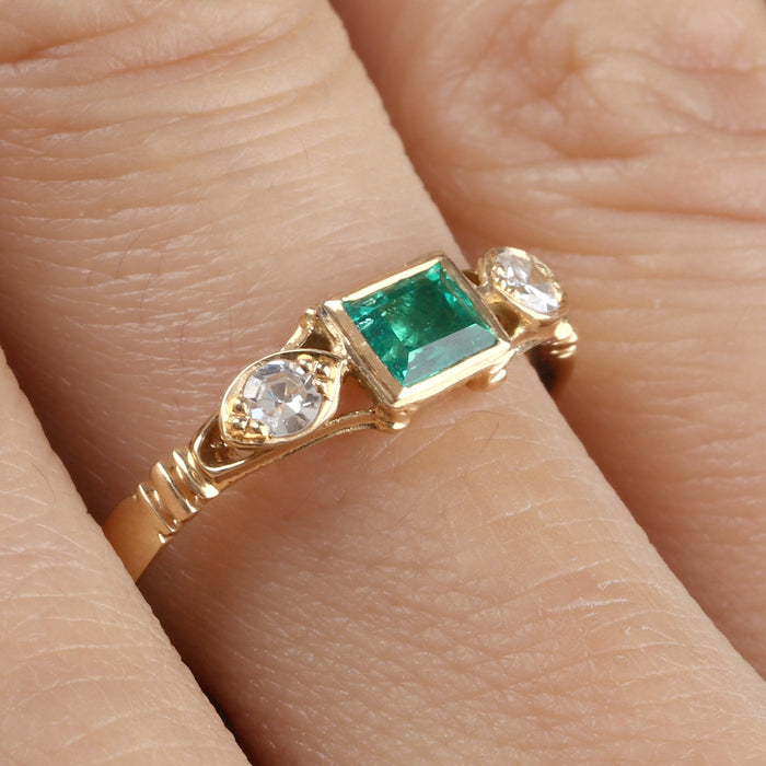 EMERALD & DIAMOND ANTIQUE REVIVAL RING 18K YELLOW GOLD