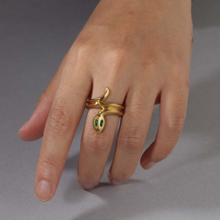 JUDY MCKIE EMERALD SNAKE RING IN 20KT YELLOW GOLD